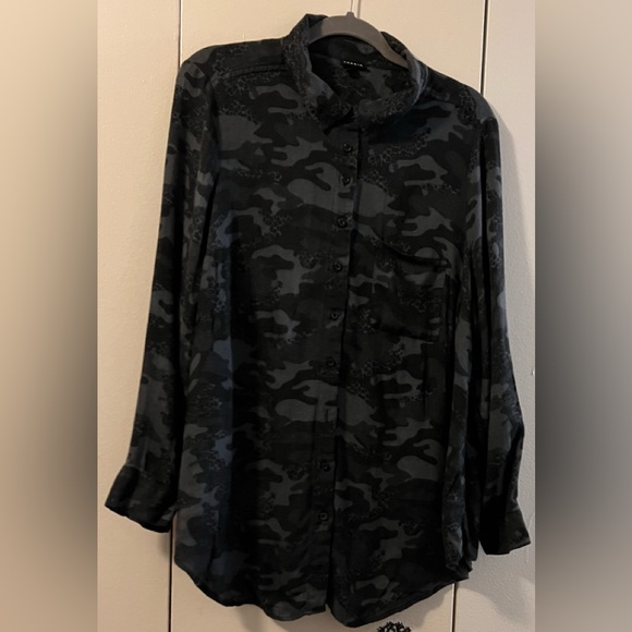 torrid Tops - TORRID  CAMO BLOUSE SIZE 2 (18/20)